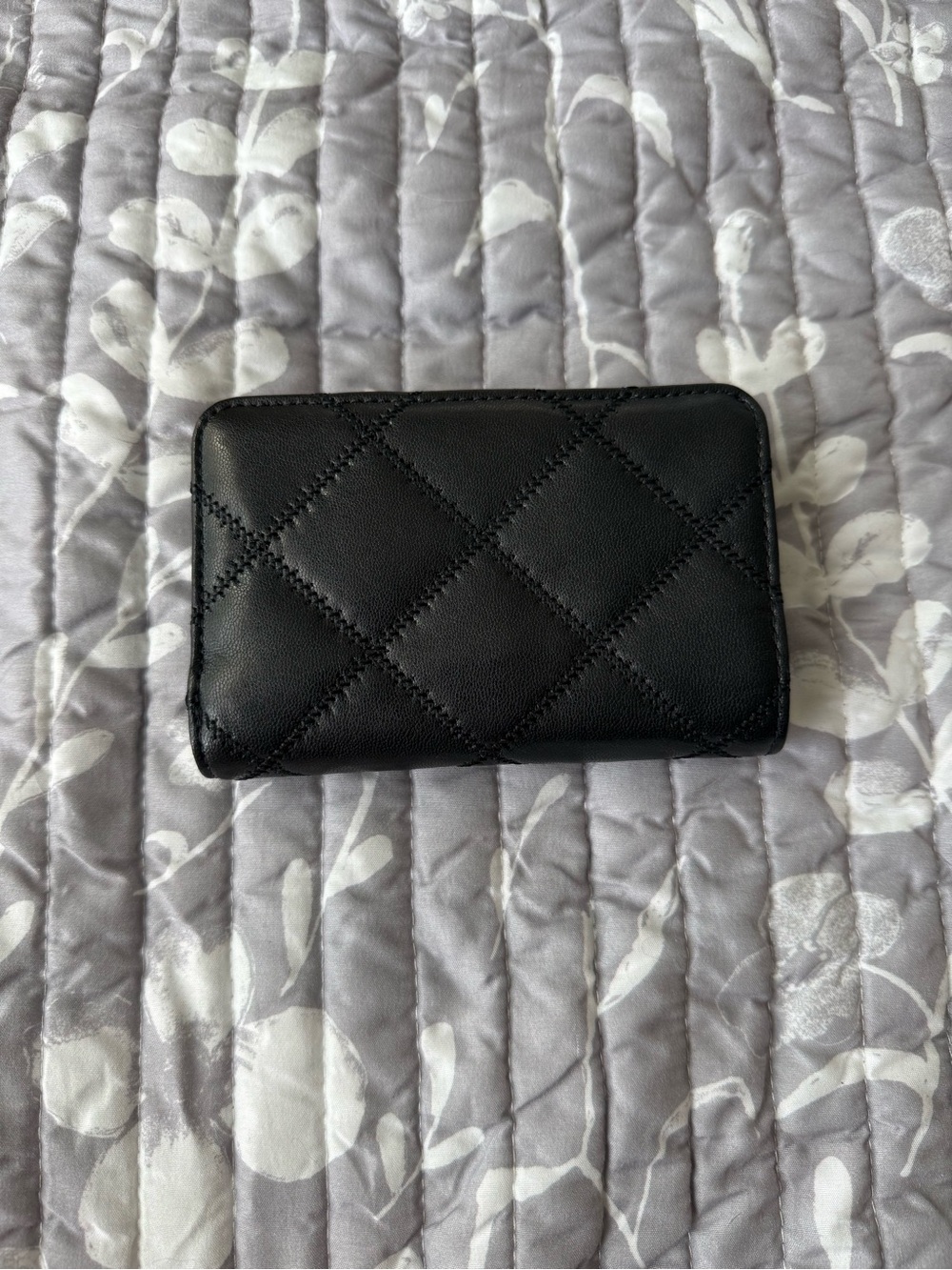 Tory Burch Black Quilted Leather Wallet with Gold Logo - Picture 2 of 3